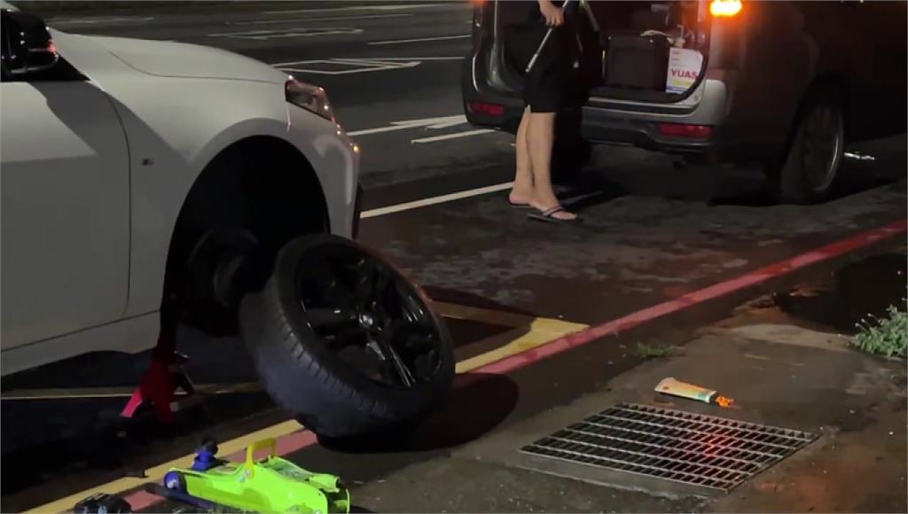 高雄豪雨炸出大坑洞 5車行經「輪胎全爆」