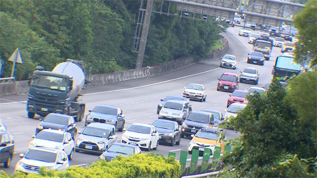 疫情警戒降級首個連假 尖峰車潮更勝去年