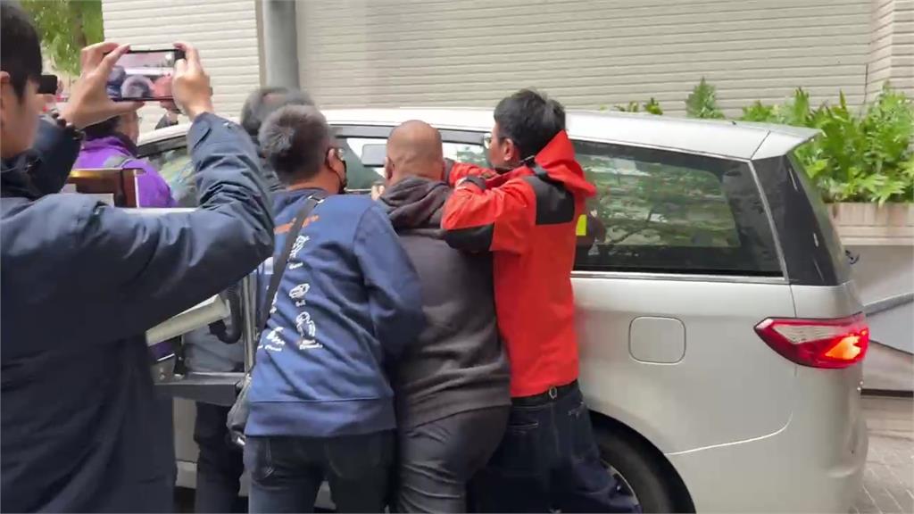 蘆洲逆子亂刀砍死父母移送地檢 親友搥車怒轟「畜生」