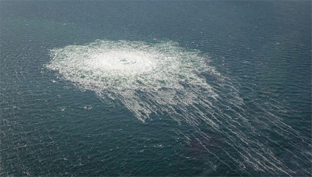 丹麥外海的天然氣海底管線不斷湧出巨大泡泡。圖／美聯社、路透社、CNN