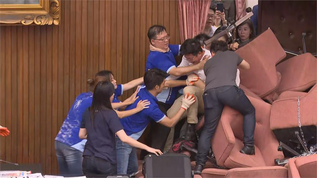 民進黨立委破門進入議場內。圖：台視新聞