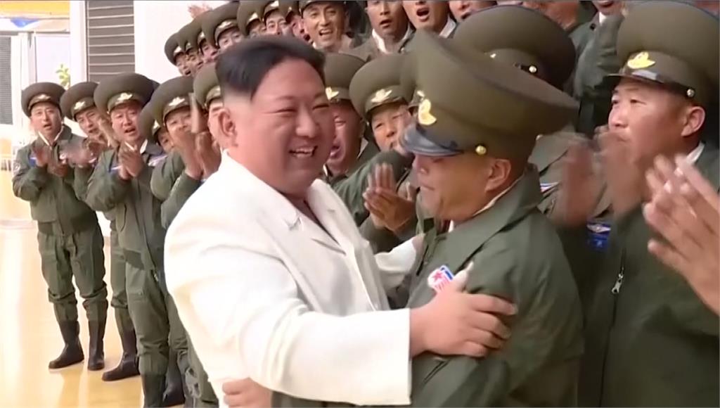 北韓最新政治宣傳歌曲《親切的父親》在TikTok爆紅。圖／路透社、美聯社