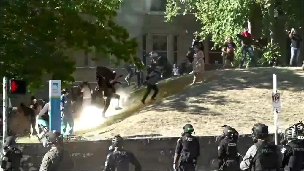 反種族示威縱火燒車 美反恐部隊鎮壓