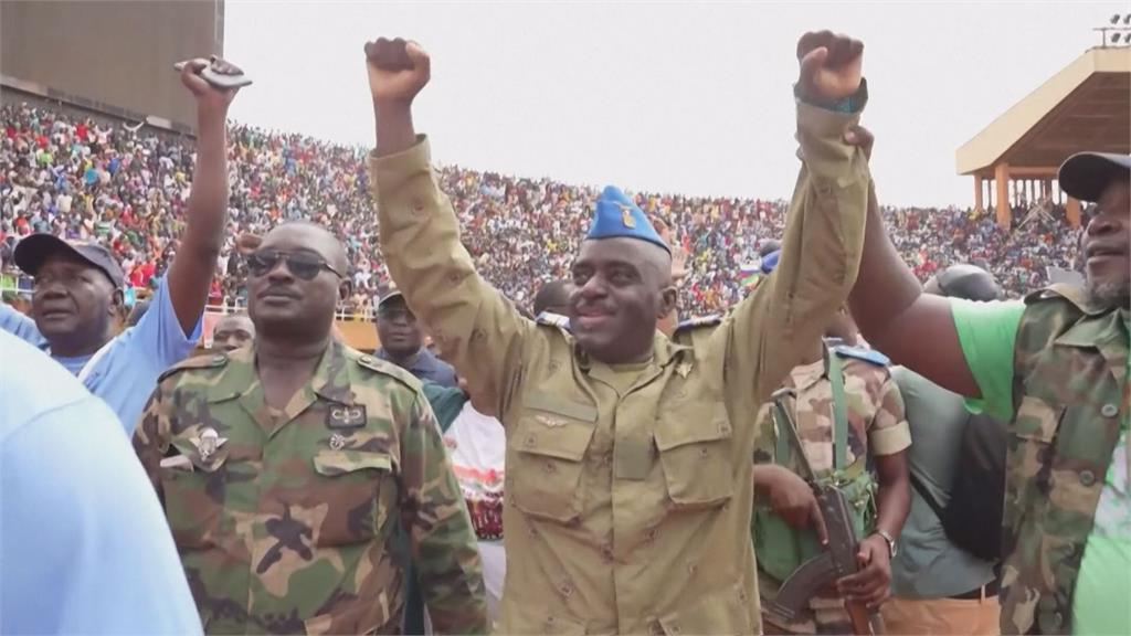 西非共同體對尼日通牒已過，尼日軍政府毫無交還政權打算。圖／畫面攝自AP