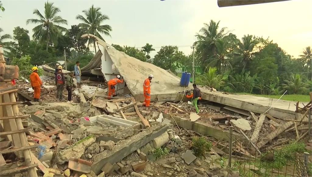 印尼規模5.6地震增至268死。圖／路透社、美聯社