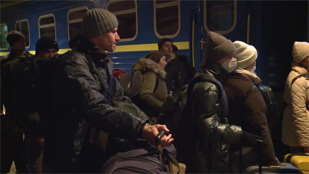一群烏克蘭人搭乘火車，準備回國抗敵。圖／翻攝自AP Direct