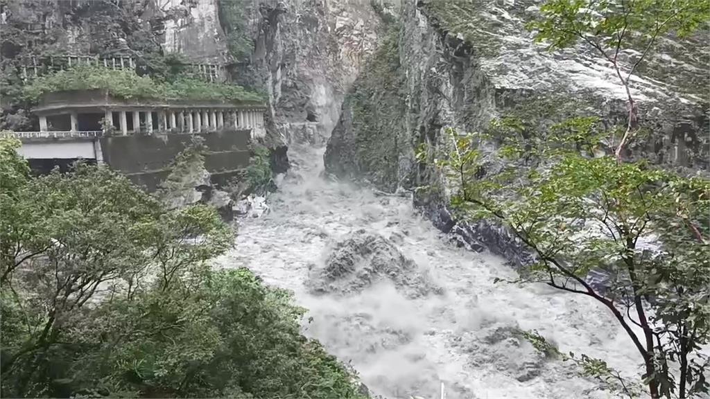 立霧溪堰塞湖水量暴增沖刷壩體 林保署曝影片籲民眾遠離下游