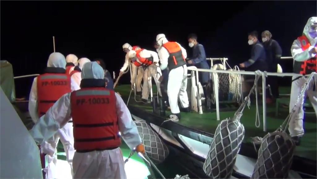 「漁富888號」發生火燒船意外，船上的9名印尼籍漁工被救起，由基隆海巡隊接駁返台安置。圖／台視新聞