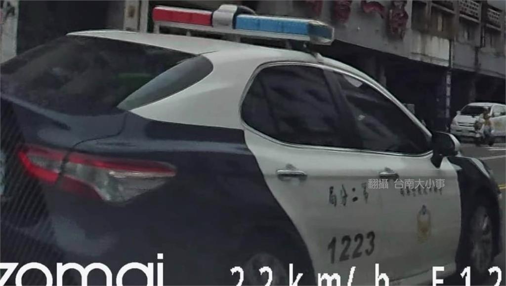 台南警車被拍到沒禮讓行人。圖／翻攝自台南大小事