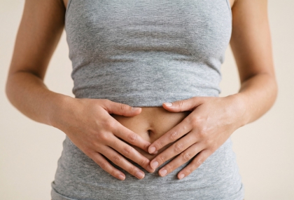 飯後不能坐要站2小時？脹氣女子靠4招改善腸胃問題