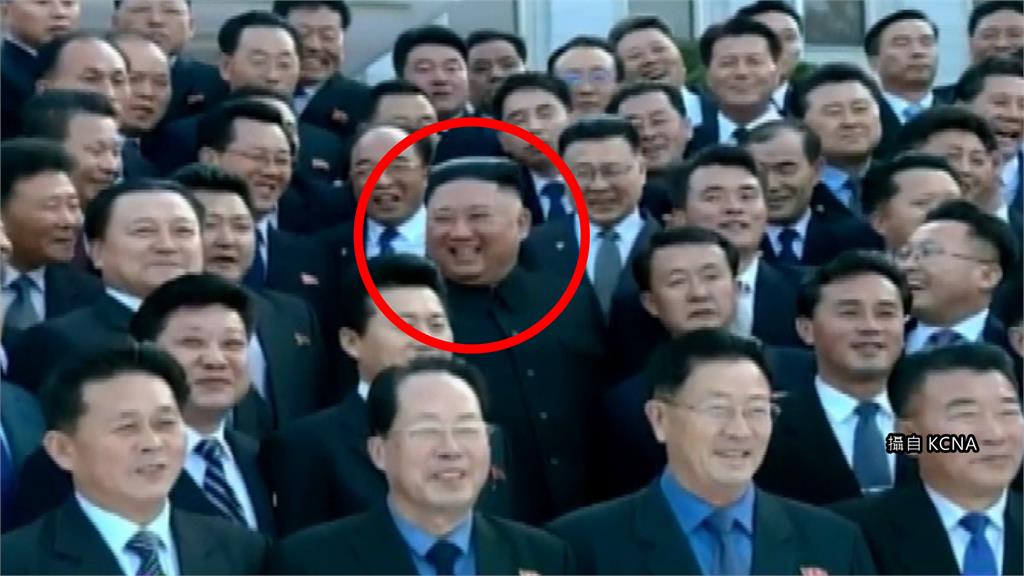 北韓領導人金正恩跟地方官有說有笑。圖：翻攝自KCNA
