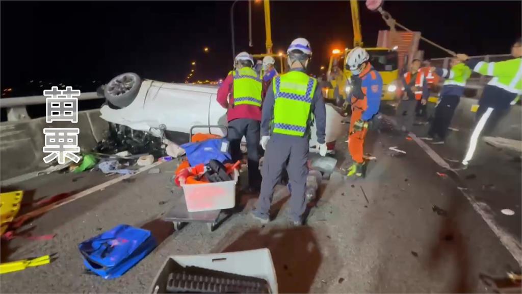 國1銅鑼交流道轎車自撞護欄翻車！駕駛受困變形車體內 送醫不治