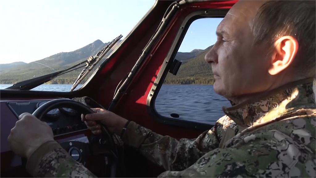 俄羅斯總統普亭親自駕駛小船出海。圖／翻攝自AP Direct