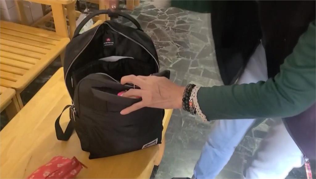屏東一名女子搭客運時不小心將背包遺留在車上，背包內裝著87萬元現金。圖／台視新聞