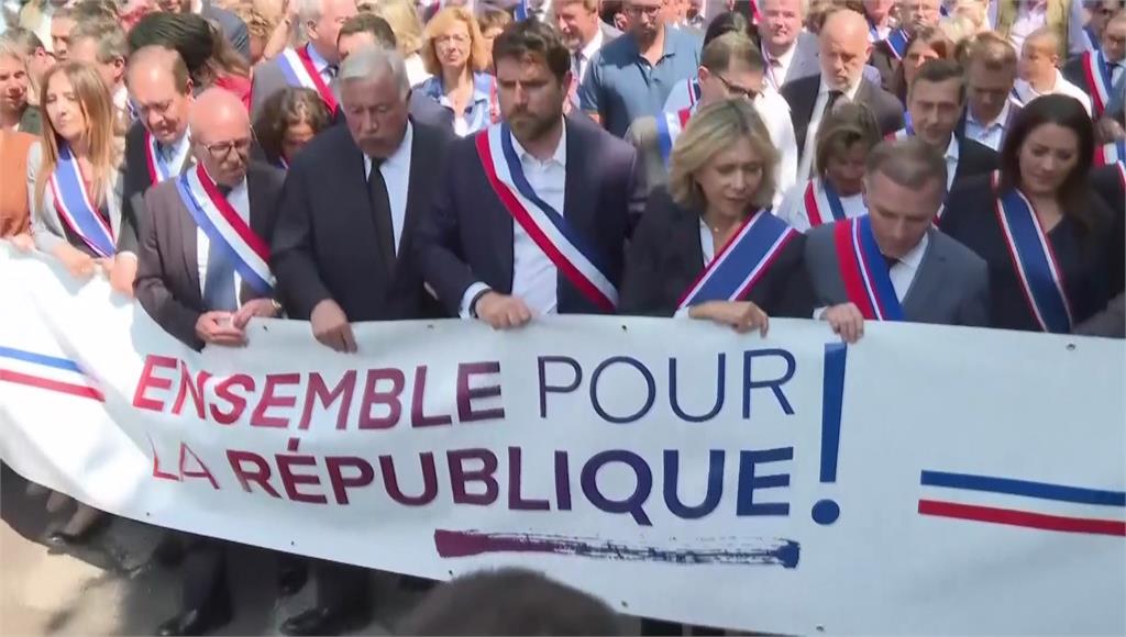 法國官員上街進行反暴力遊行。圖／路透社、美聯社