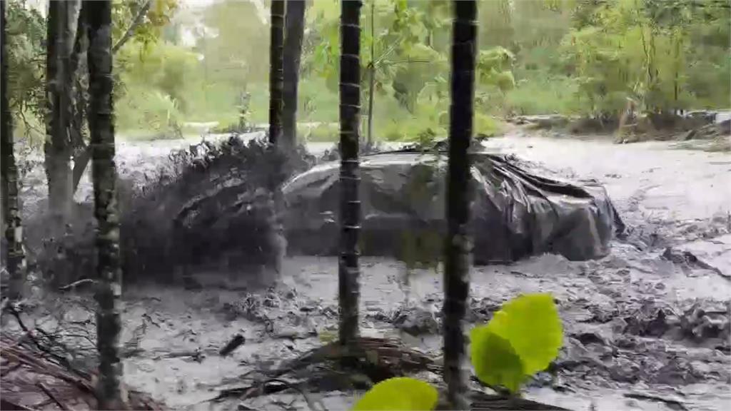 光復災況重演...滾滾泥流灌花蓮明利村  轎車慘遭捲走
