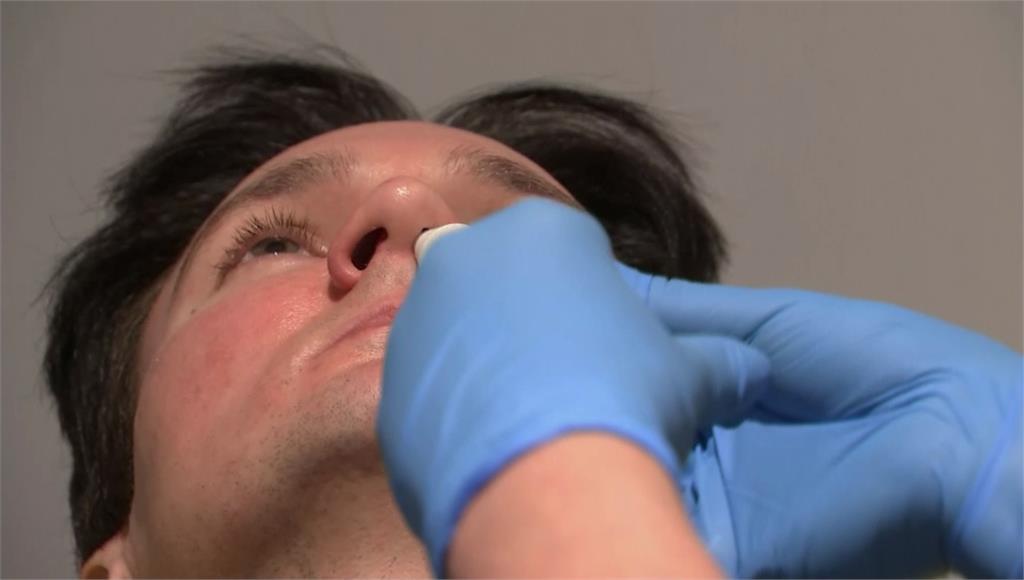 英國牛津大學研發新冠疫苗鼻噴劑。圖／翻攝自AP direct