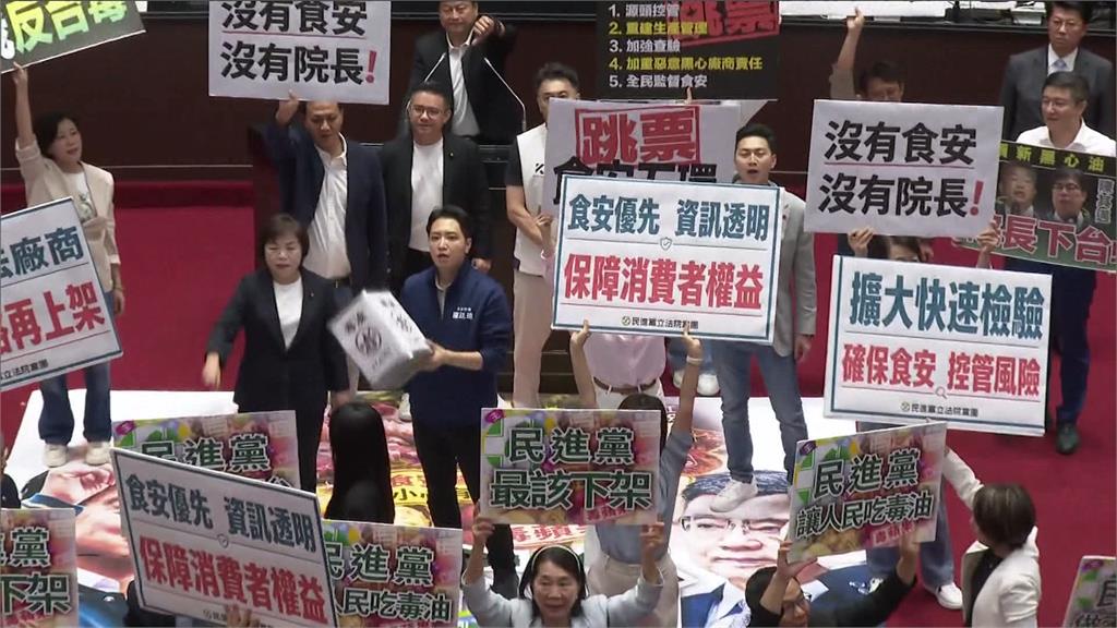 卓榮泰赴立院毒油專報 在野立委現場舉牌高喊「下台」
