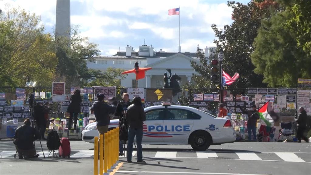 美國白宮周邊已經架起層層拒馬。圖：翻攝自AP Direct
