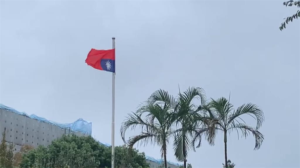台美事務委員會的中華民國國旗遭到掛。圖／台視新聞