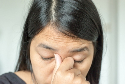 起床5分鐘按對穴位眼睛不再浮腫！專家教你6大眼周按摩法