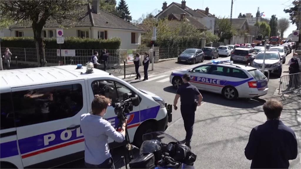 巴黎一間警局外發生攻擊殺人案。圖／翻攝自AP Direct