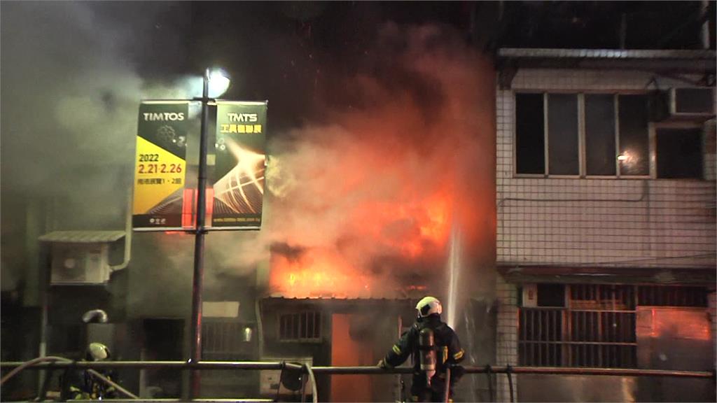 22日凌晨松山區一棟民宅發生火警。圖／台視新聞
