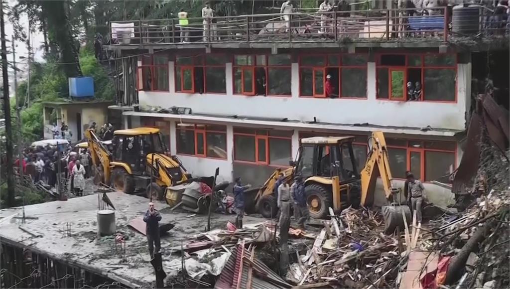 印度百年神廟遭土石流沖毀，至少41死。圖／美聯社、路透社、CNN