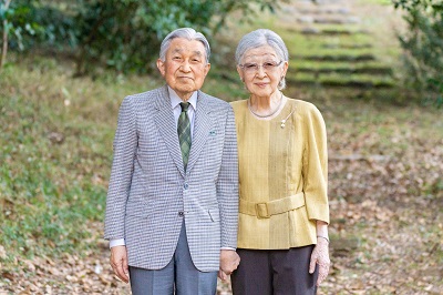 日本上皇后美智子（右）今天上午在皇居御所跌倒。圖／日本宮內廳官網