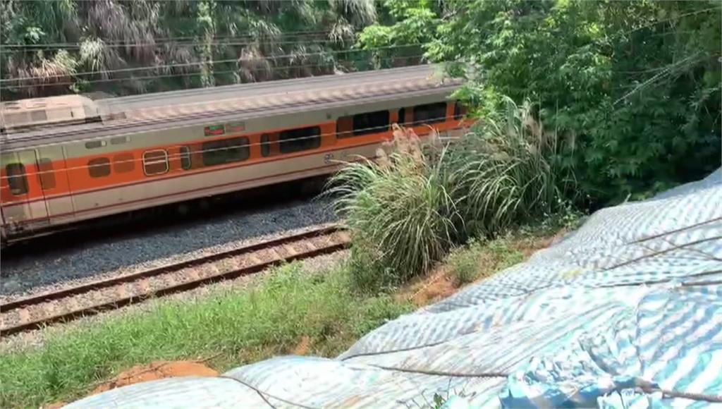 新竹竹北華城段鐵路邊坡未建防土牆，居民憂颱風季來發生憾事。圖／台視新聞