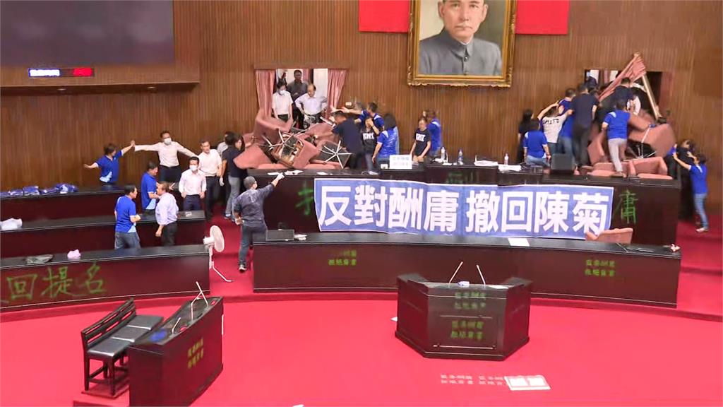 藍綠兩黨立委在議場爆發激烈衝突。圖：台視新聞