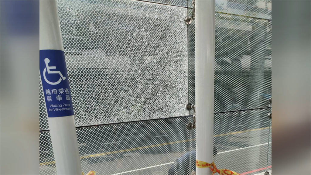 高雄輕軌站玻璃牆遭BB槍射擊後碎裂。圖／台視新聞
