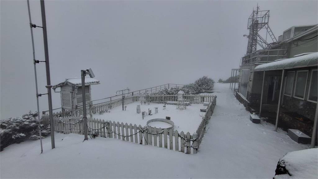玉山降雪了！ 持續3小時積雪4公分宛如「銀白童話世界」