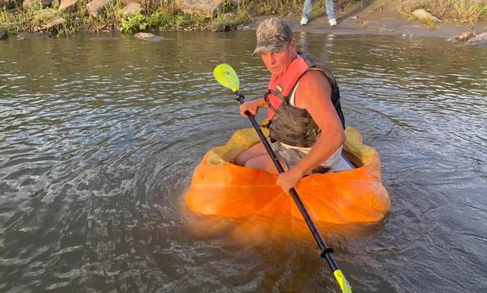 美國一60歲男子慶生方式，划南瓜船打破金氏紀錄。圖／翻攝自Facebook@City of Bellevue, Nebraska