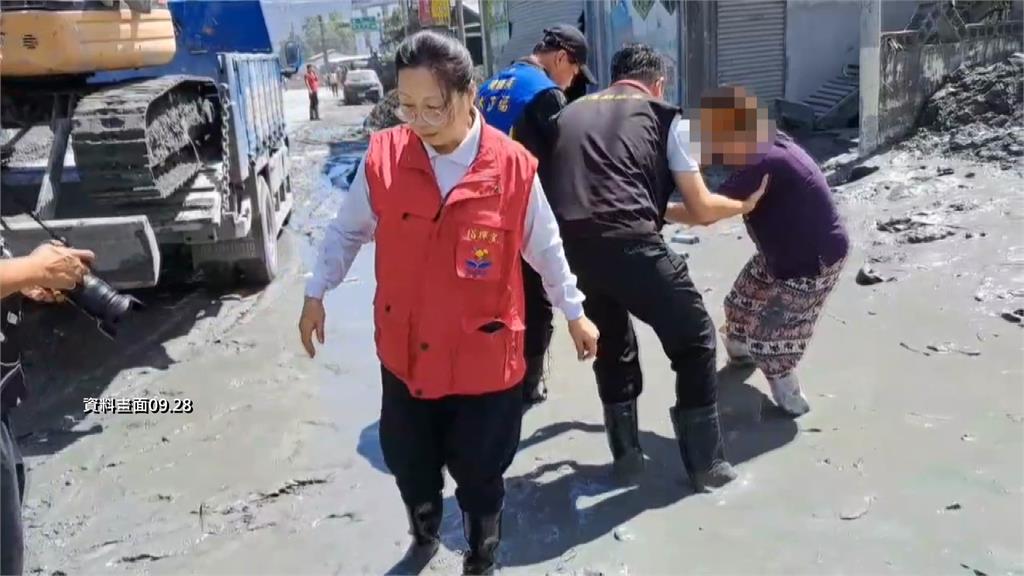 縣府澄清，徐榛蔚是確認災民已由友人攙扶後才引導到旁邊陰影處。圖／台視新聞