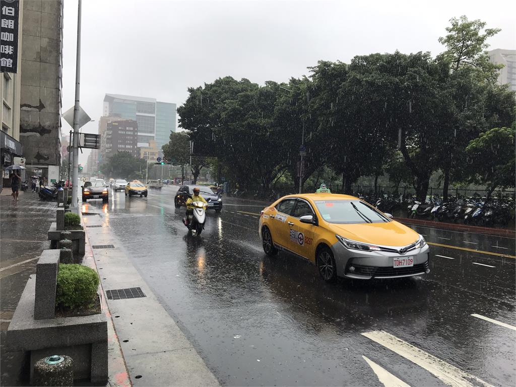 東北季風影響加上北冕颱風水氣影響，全台有雨，且越晚雨越大。圖：胡立夫  攝（資料照）