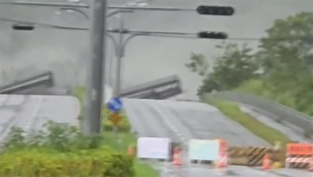 上游堰塞湖壩頂溢流，泥水沖斷「馬太鞍溪橋」。圖／台視新聞