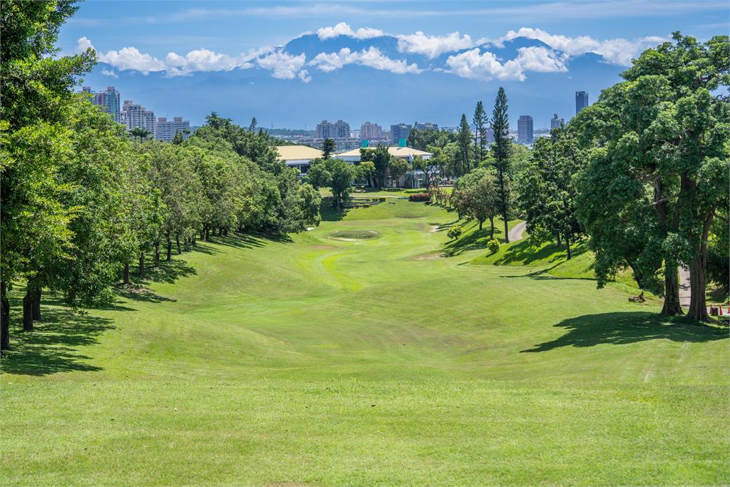 綠地面積達70公頃的高雄果嶺自然公園，規劃7.2公里以上的園區步道，成為市民休憩與生態觀察的好所在。圖／高雄市政府提供
