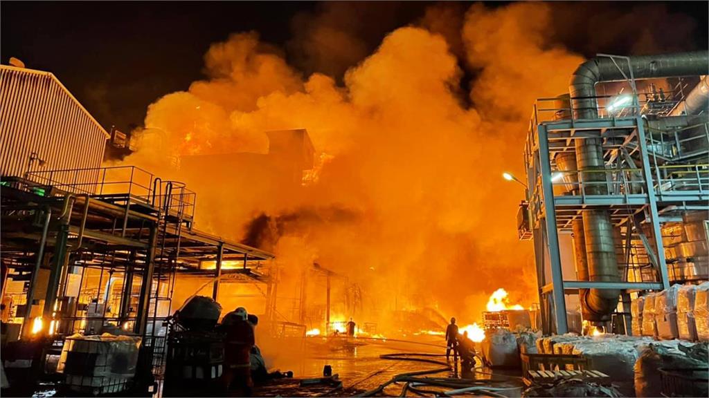 高雄市林園區化工廠發生大火。圖：高雄市消防局