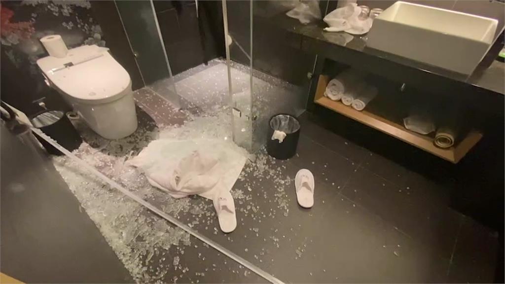 高雄四星級飯店的淋浴間玻璃門爆裂。圖／台視新聞