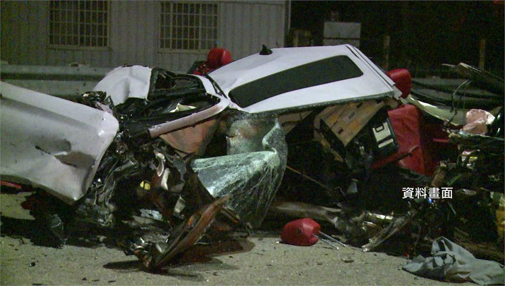 BMW撞到幾乎全毀，試車造成兩死一傷意外。圖：台視新聞