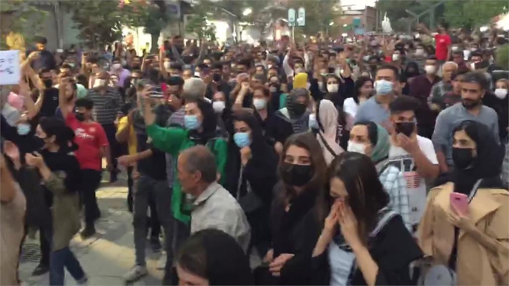 伊朗掀起大規模示威潮。圖／路透社、美聯社