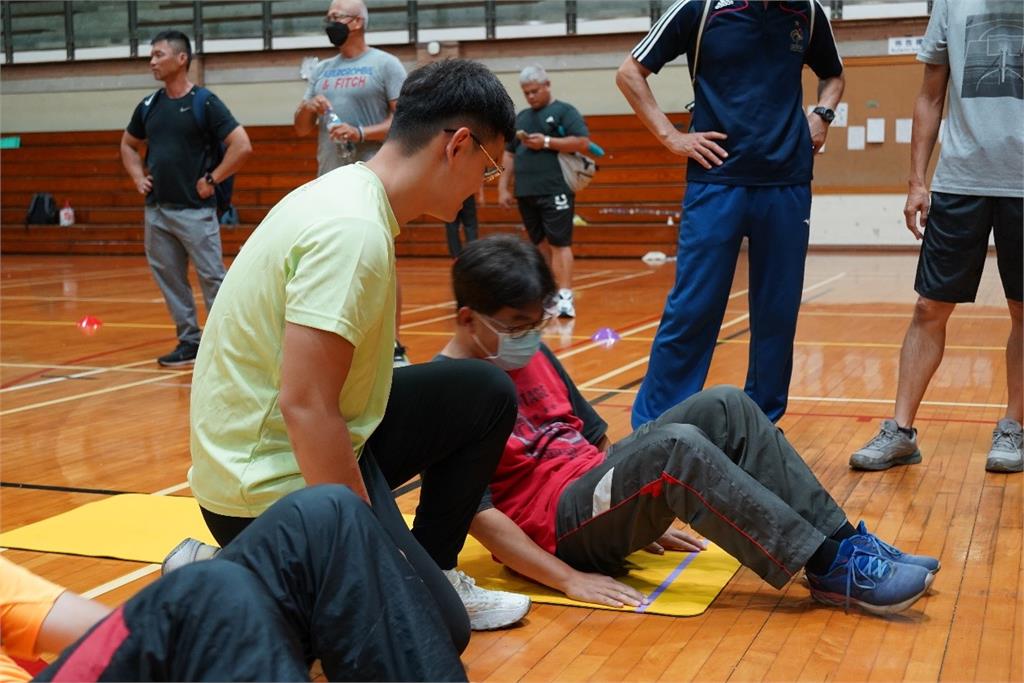 學生體適能檢測將原先的「屈膝仰臥起坐」檢測項目更換為「仰臥捲腹」。圖／體育署提供