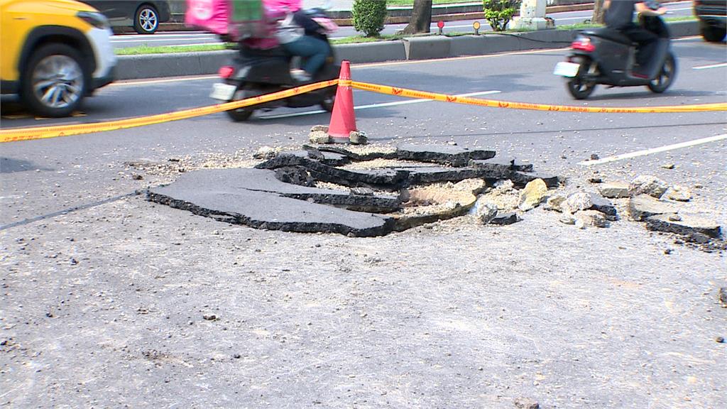 板橋縣民大道突炸出天坑 台電初判「白蟻」咬斷高壓線釀禍