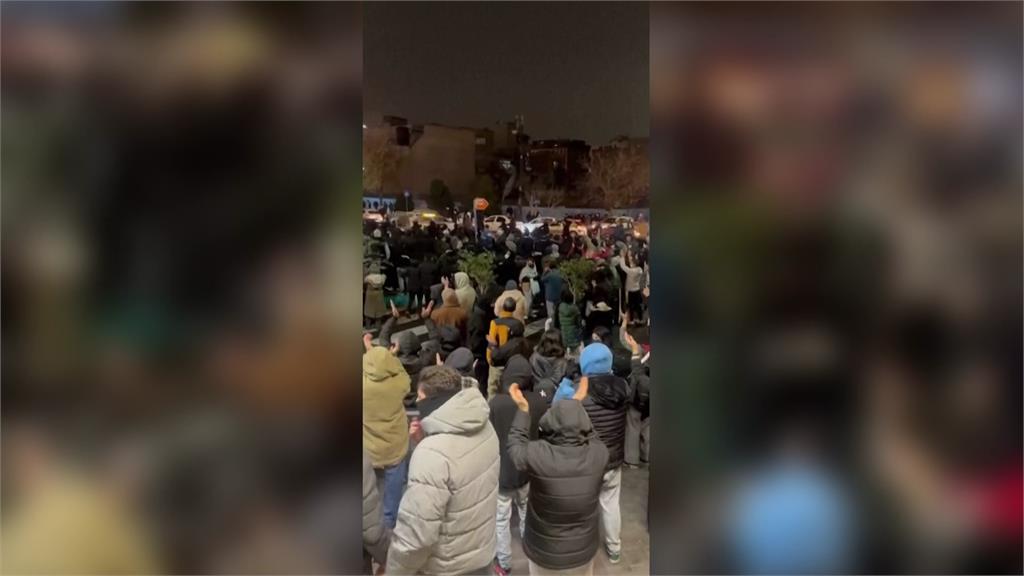 不滿通膨！伊朗大規模反政府示威爆衝突 至少10多人死亡