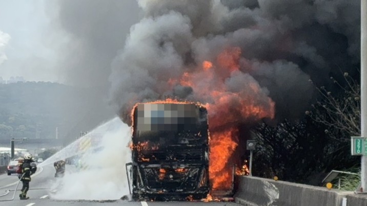 國1五楊高架遊覽車燒成火球！黑色濃煙直竄天際