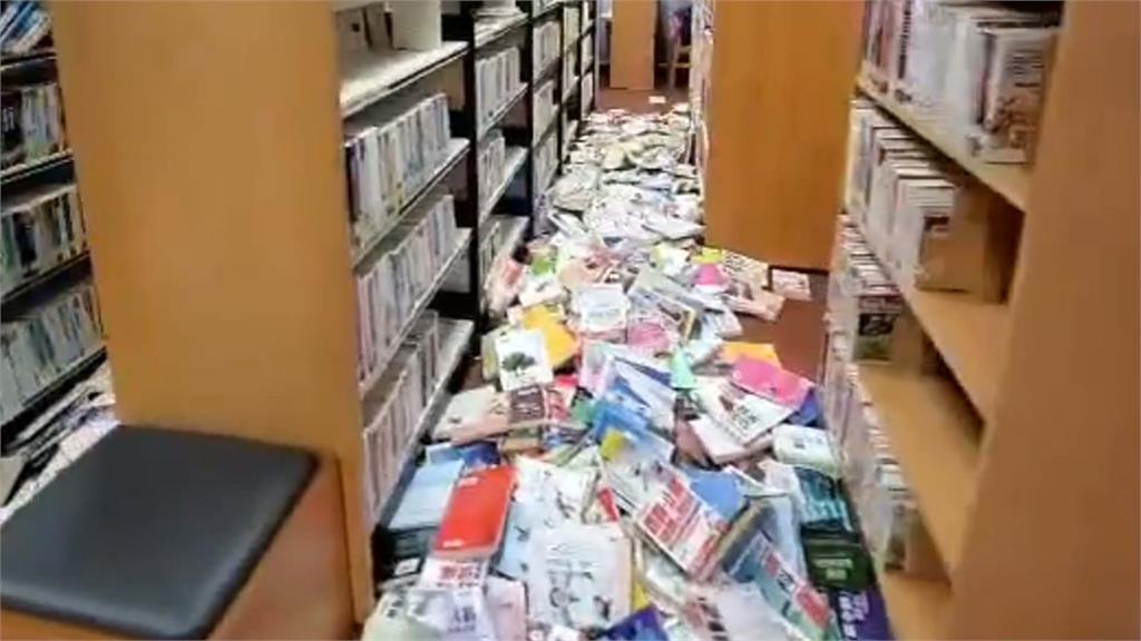書架上的書因地震掉落一地。圖／民眾提供