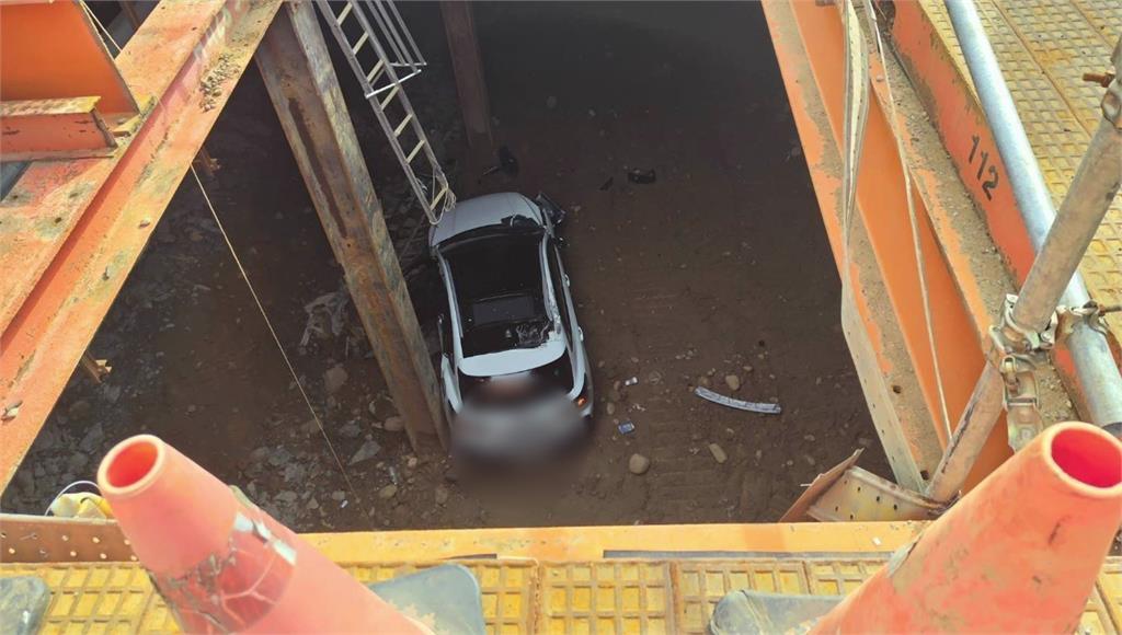 才從賣場轉出...轎車直墜捷運施工8米坑洞 女駕駛奇蹟生還