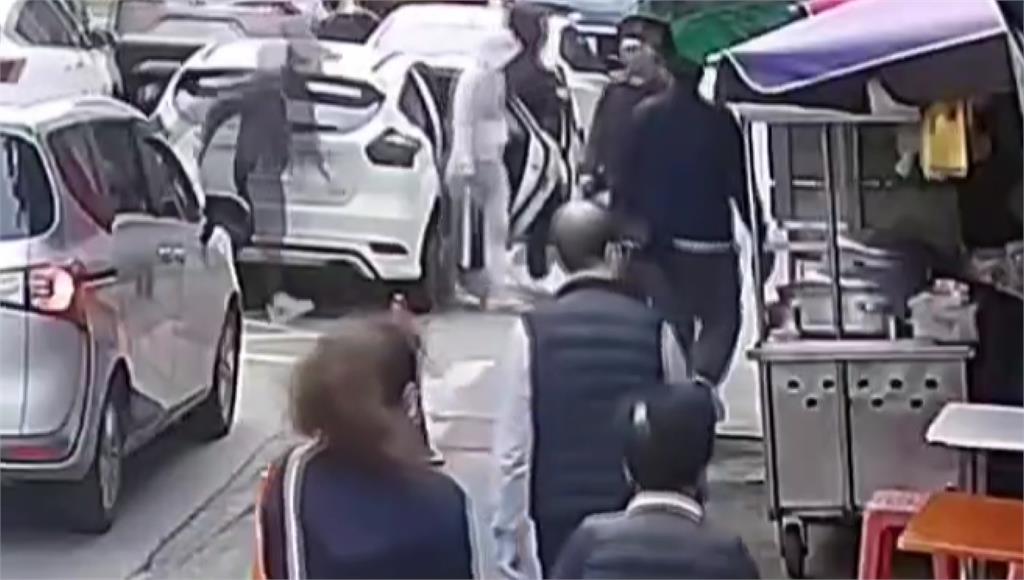 北市二殯旁會館遭10惡煞持球棒猛砸　警方鎖定車牌追查中