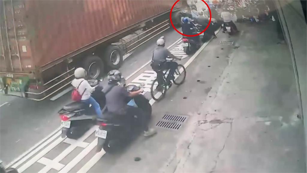 擦撞貨櫃車！ 台南60歲騎士捲輪下遭輾不治